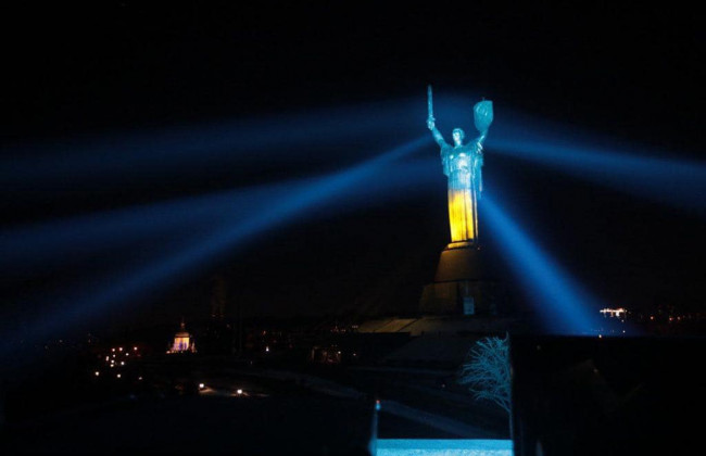 В Киеве «Родина-Мать» засветилась цветами флага Украины