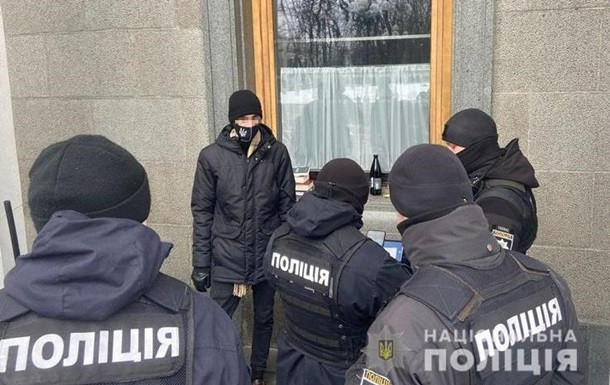 В Киеве мужчина повредил окно Верховной Рады