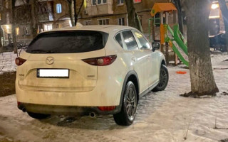 Стал посреди детской площадки: киевлян возмутил «герой парковки» на внедорожнике