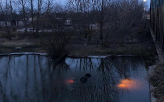 Смертельное ДТП под Львовом: автомобиль слетел с моста в реку