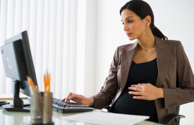 Оплачування часу проходження медичних обстежень та зміна тривалості відпустки: як Кабмін пропонує змінити умови праці вагітних