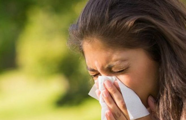 Насморк, кашель и боль в горле: назвали главные симптомы штамма «Омикрон»