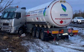 Чудом обошлось без взрыва: водитель внедорожника спровоцировал масштабное ДТП с газовозом, фото