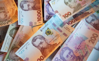 «Тысяча Зеленского» для подростков: какие банки выплачивают помощь и на что можно потратить деньги