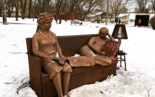 В київському парку вандали розмалювали скульптуру «Батьки»