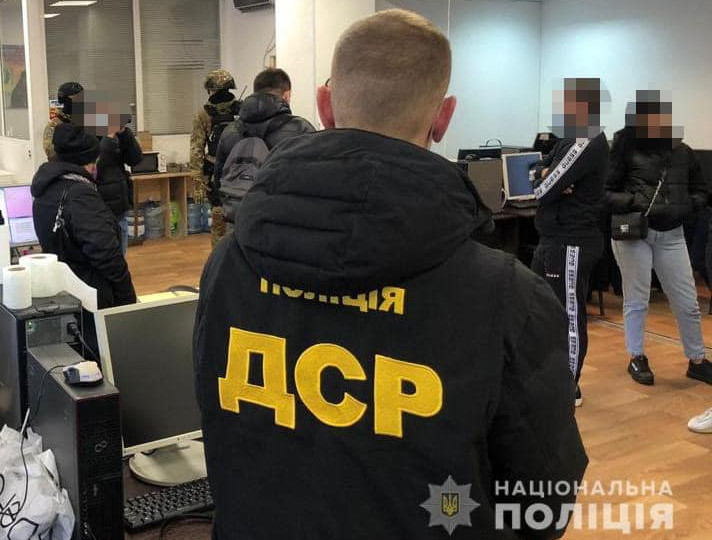 В Україні викрили мережу call-центрів, через яку виманювали банківські дані