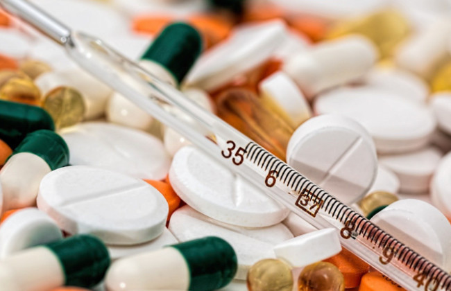 Можно ли заниматься самолечением при «Омикроне»: врач предостерег