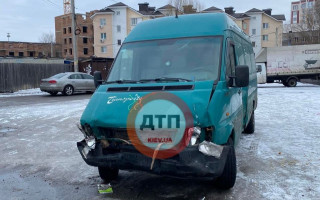 Под Киевом водитель на бусике разбил около шести автомобилей на парковке