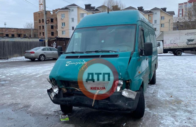 Под Киевом водитель на бусике разбил около шести автомобилей на парковке