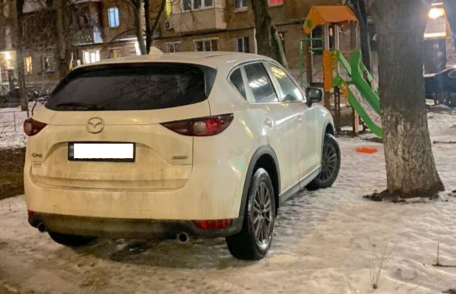 Стал посреди детской площадки: киевлян возмутил «герой парковки» на внедорожнике