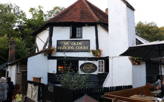 Пережил чуму и войны, но не прошел испытание COVID: в Англии закрылся паб, который работал 1229 лет