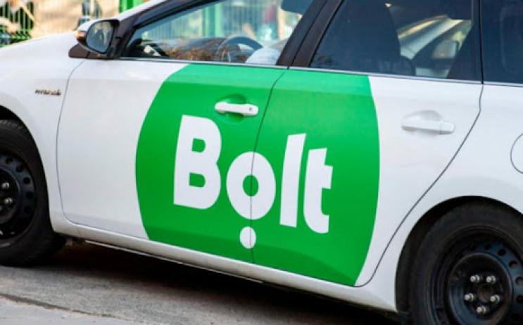 В Запорожье таксист Bolt набросился с кулаками на пассажиров