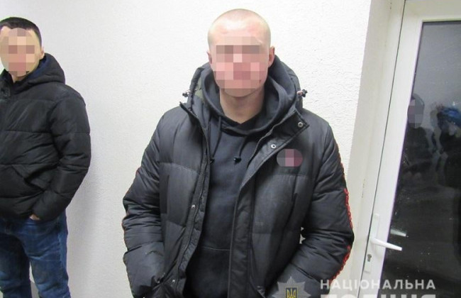 В Киеве мужчина выстрелил в строителя, который занимался ремонтом этажом выше