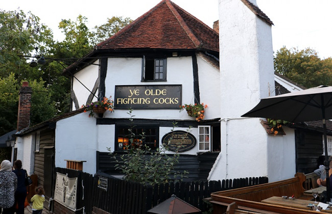 Пережил чуму и войны, но не прошел испытание COVID: в Англии закрылся паб, который работал 1229 лет