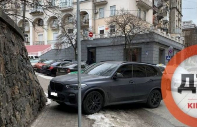 Киевлян возмутил «герой парковки» на элитном внедорожнике BMW, фото