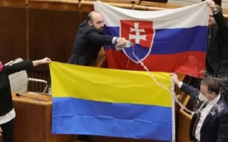 В парламенте Словакии депутат облил водой флаг Украины