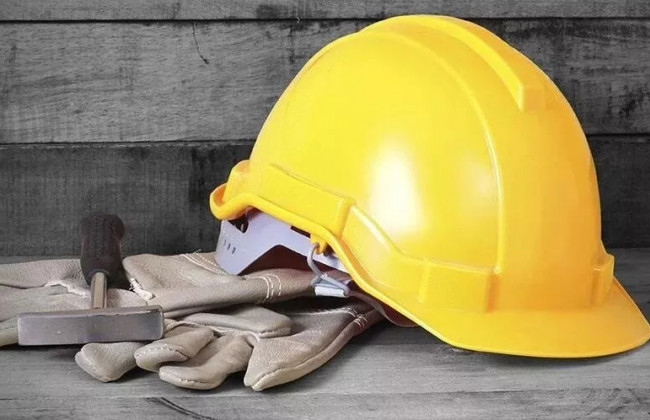 Трагедия в Киеве: на рабочего упал 9-тонный станок, фото