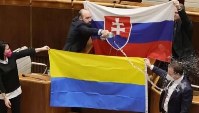 В парламенте Словакии депутат облил водой флаг Украины
