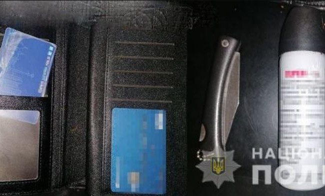 Применил слезоточивый газ: в Киеве мужчина ограбил прохожего