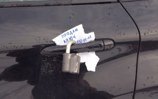 Цепляют замок на ручку двери автомобиля: мошенники придумали новую схему вымогания денег, фото