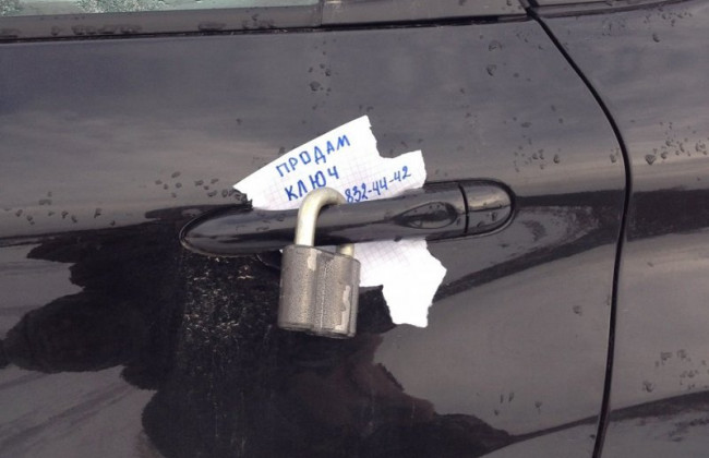 Цепляют замок на ручку двери автомобиля: мошенники придумали новую схему вымогания денег, фото