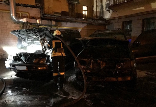 В Киеве сожгли два дорогих авто