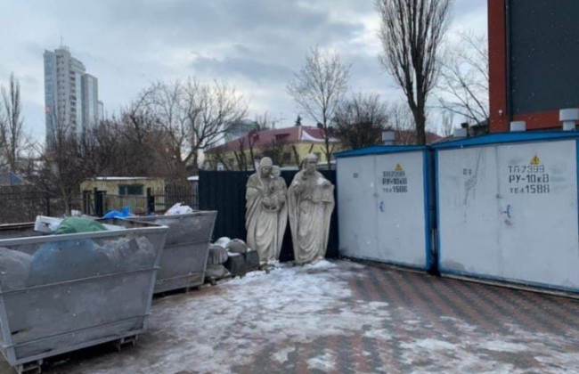 В Киеве на свалке заметили статую Девы Марии
