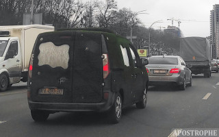 В Киеве заметили необычный автомобиль, покрытый мхом