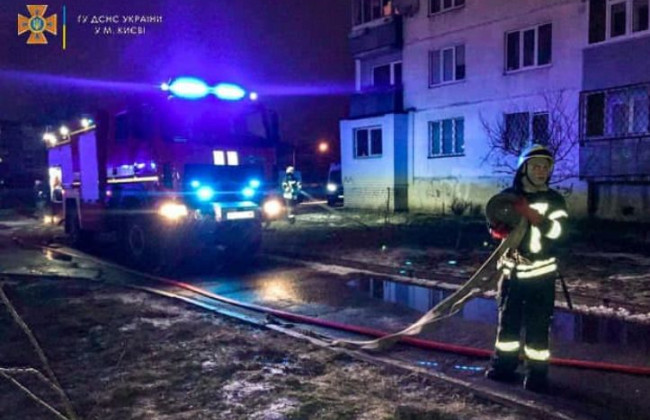 В Киеве вспыхнул пожар в многоэтажке: есть погибший