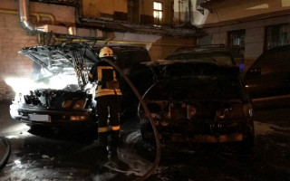 В Киеве сожгли два дорогих авто