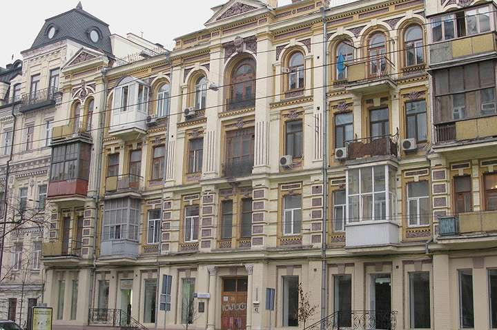 На історичних будівлях у Києві планують заборонити склити балкони та встановлювати кондиціонери