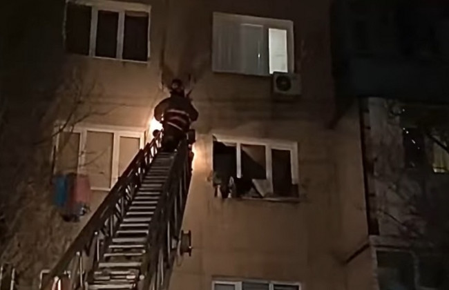 Под Одессой спасатели снимали женщину с кондиционера, видео