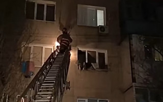 Под Одессой спасатели снимали женщину с кондиционера, видео