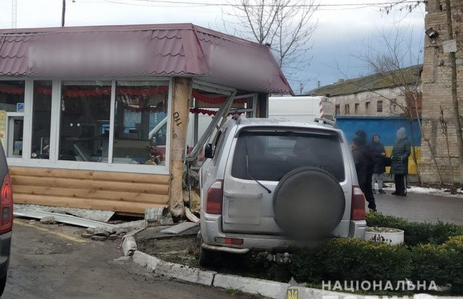 Под Киевом Mitsubishi на скорости протаранил кофейню, есть пострадавший: фото