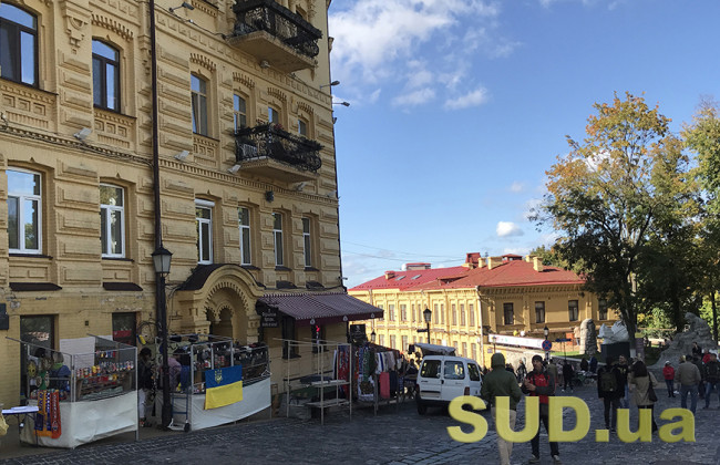 У Києві заборонять продавати сувеніри та картини на Андріївському узвозі