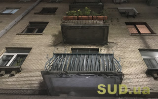 В Киеве пенсионер упал с балкона и разбился: видео