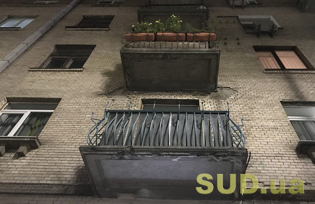 В Киеве пенсионер упал с балкона и разбился: видео