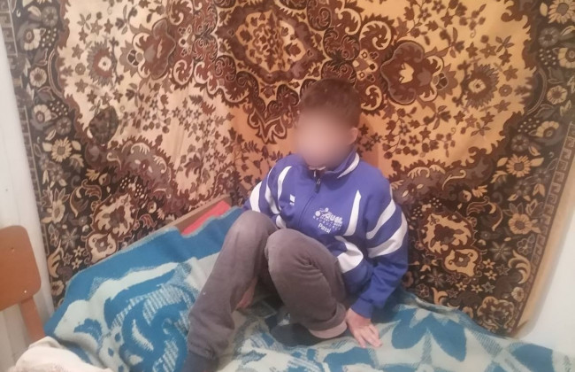 Жил в забитой на гвозди котельной: под Ровно мать держала взаперти 12-летнего сына