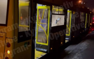 В Киеве из-за ям на дороге у автобуса лопнуло стекло