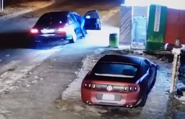 Стреляли и угнали автомобиль: под Киевом задержали отца и сына, видео