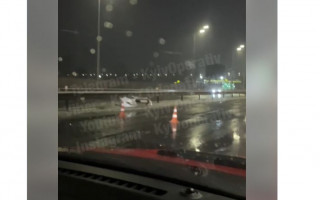 В Киеве перед Дарницким мостом произошло серьезное ДТП: появилось видео