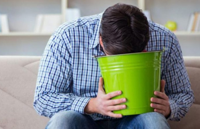 Рвота, боли в животе и головокружение: обнаружили новые симптомы штамма «Омикрон»