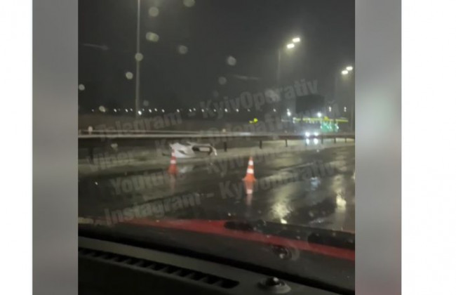 В Киеве перед Дарницким мостом произошло серьезное ДТП: появилось видео