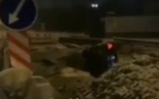 В Киеве Mercedes влетел в огромную яму на дороге, видео