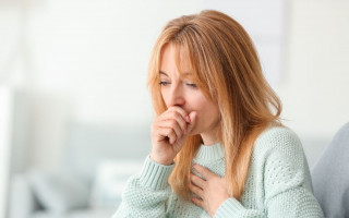 Врач рассказал, как облегчить кашель при «Омикроне»