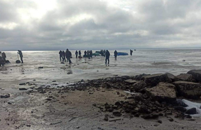 На Днепре откололась льдина на которой находилось ориентировочно до 200 рыбаков