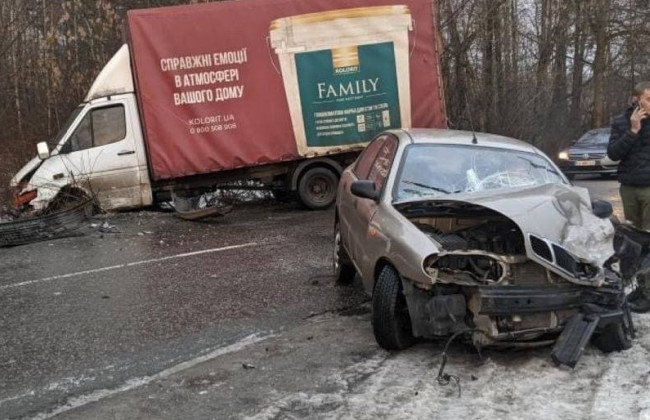 Серьезное ДТП под Киевом: автомобили на скорости столкнулись лоб в лоб