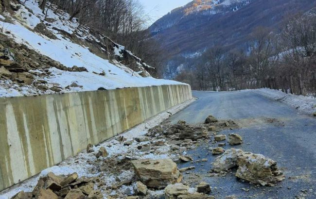 На Закарпатье трассу засыпало камнями