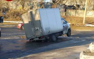 В Киеве мини-грузовик провалился под асфальт