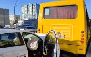 В Киеве нетрезвый таксист протаранил маршрутку
